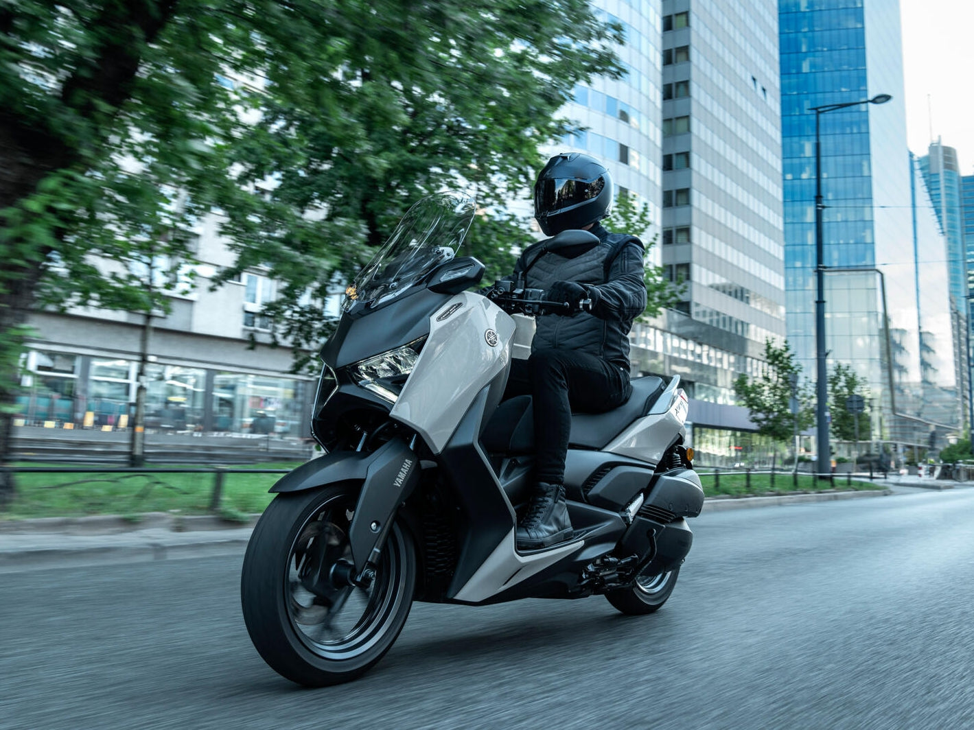 Czy skuterem 300 można jeździć na kategorię B?